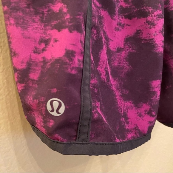LULULEMON Women Purple Black Pattern Athletic Shorts Size 6 - Picture 4 of 7